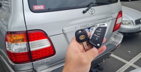 toyota land cruiser 2007 remote key image